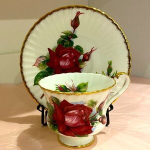 EUC VTG PARAGON BONE CHINA TEACUP AND SAUCER WITH BEAUTIFUL RED CABBAGE Rose